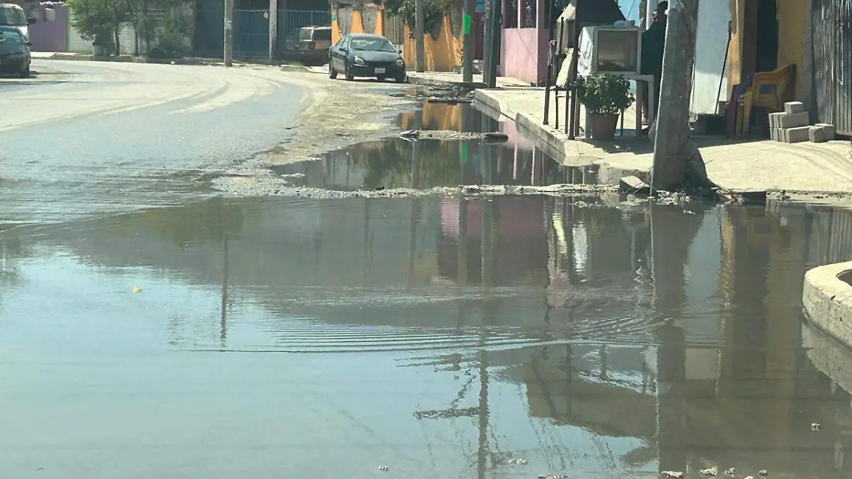 No solo en las calles y avenidas se han detectado escurrimientos de aguas residuales, sino también en el interior de los canales pluviales debido a los daños de Otis y John