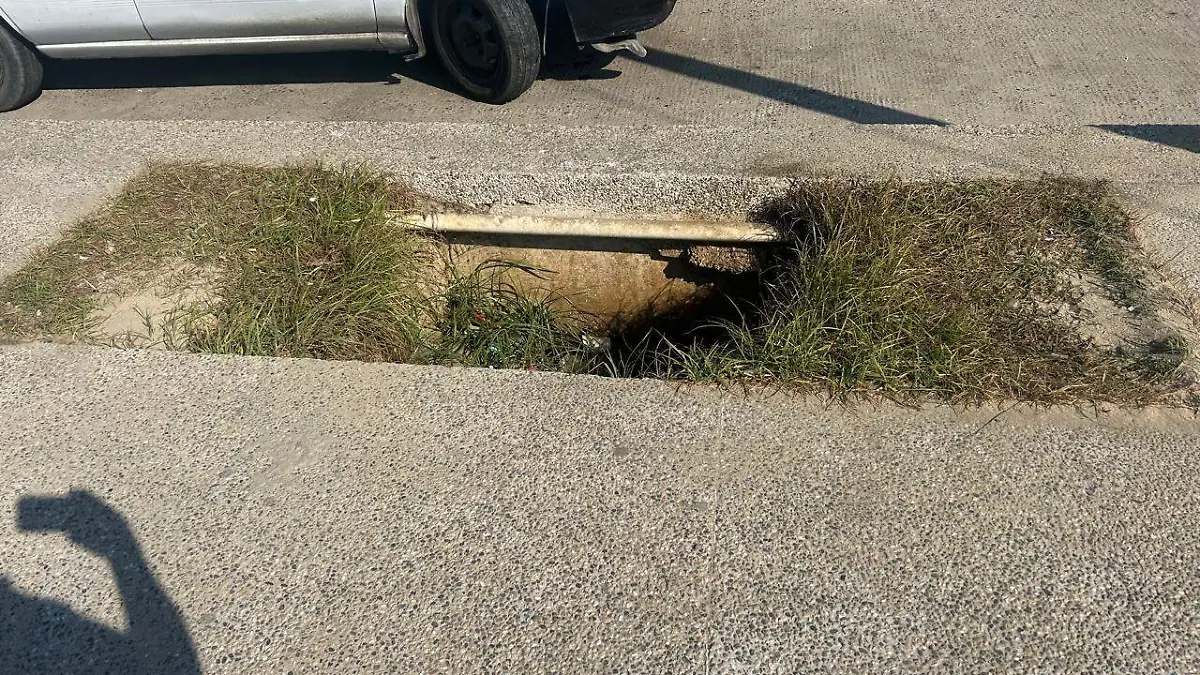 Alcantarillas abiertas en Costera 