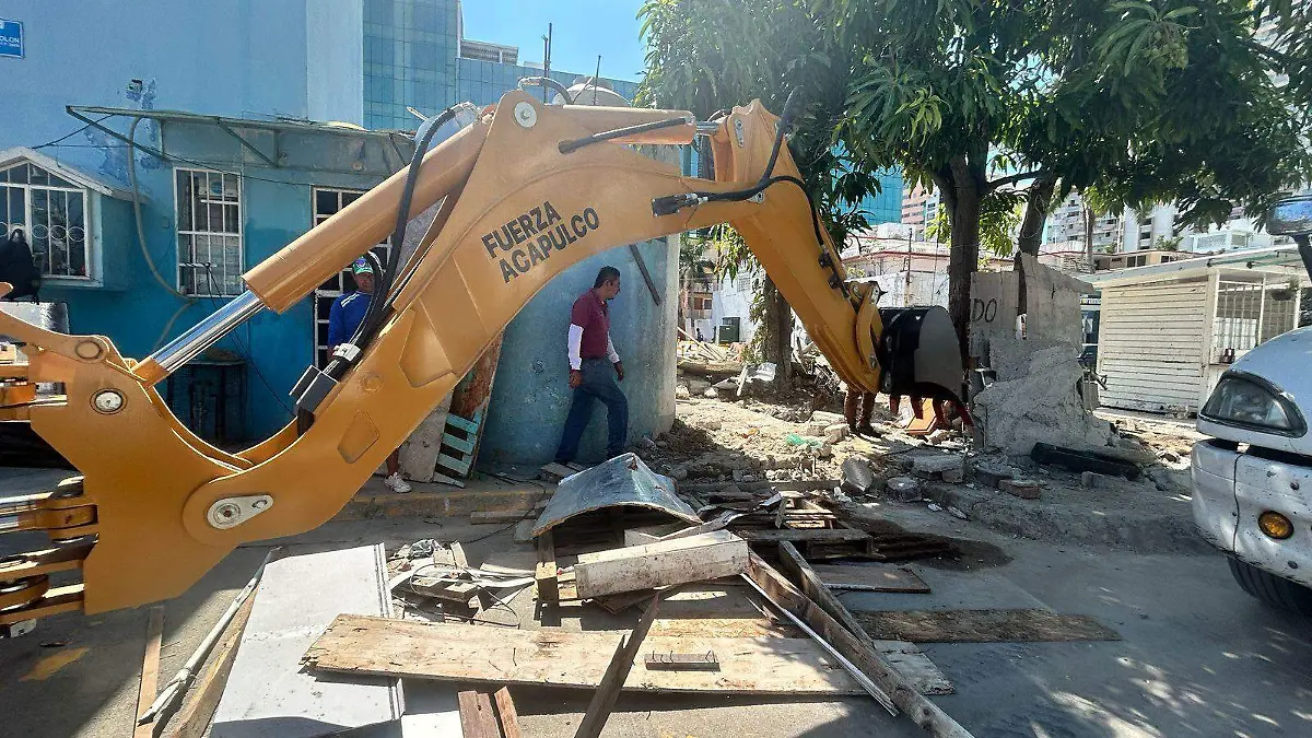 La demolición de una vivienda en el acceso a plaza España, parte de los programas de mejoramiento de imagen turística de Acapulco 