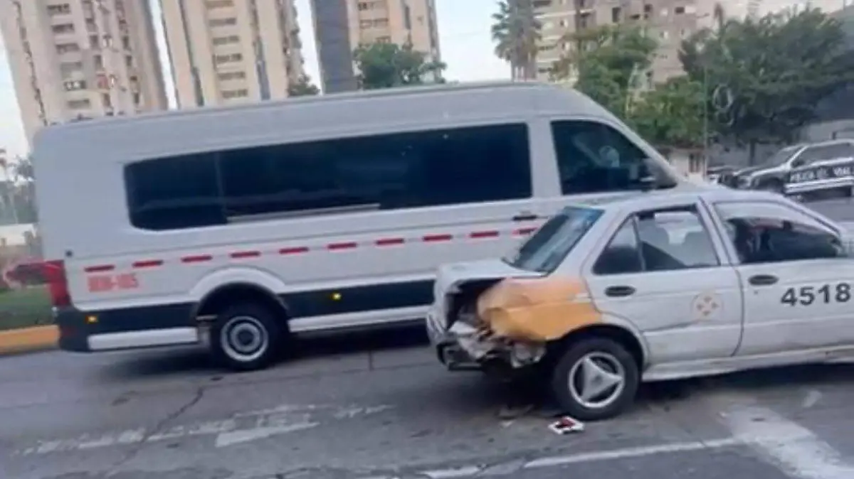 Accidente motocicleta y taxi colectivo 