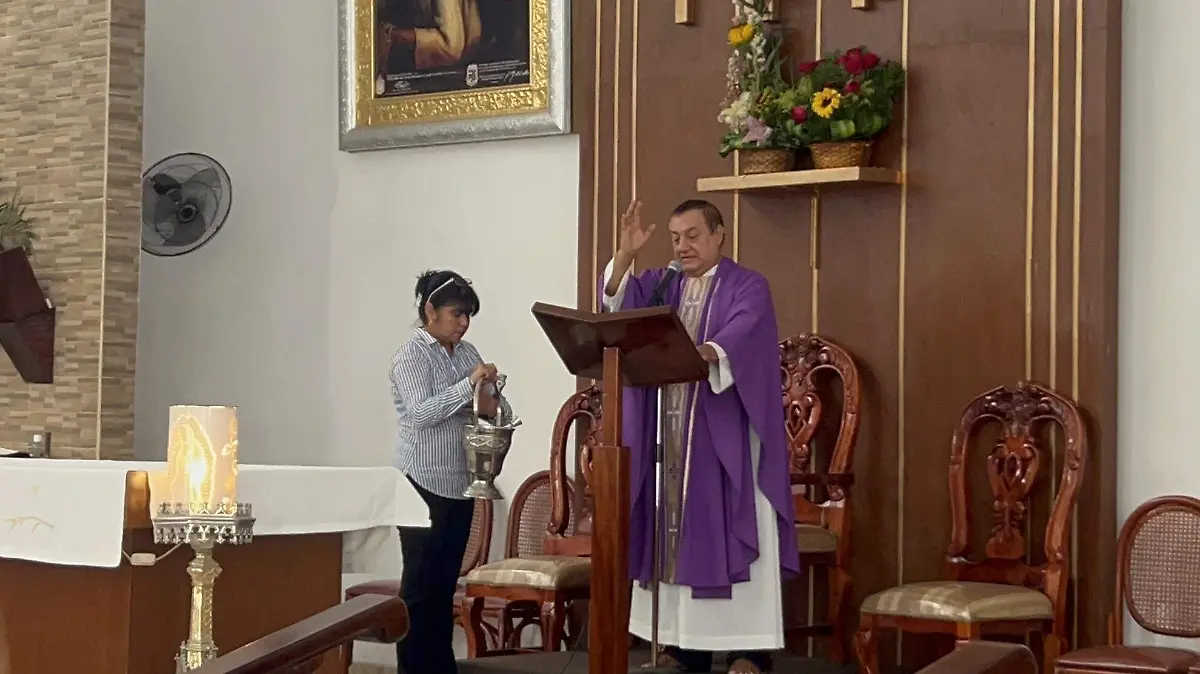 Bendice párroco ceniza