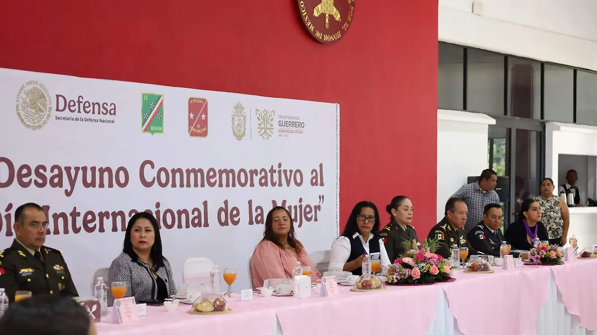 Alcaldesa entrega reconocimientos a mujeres 