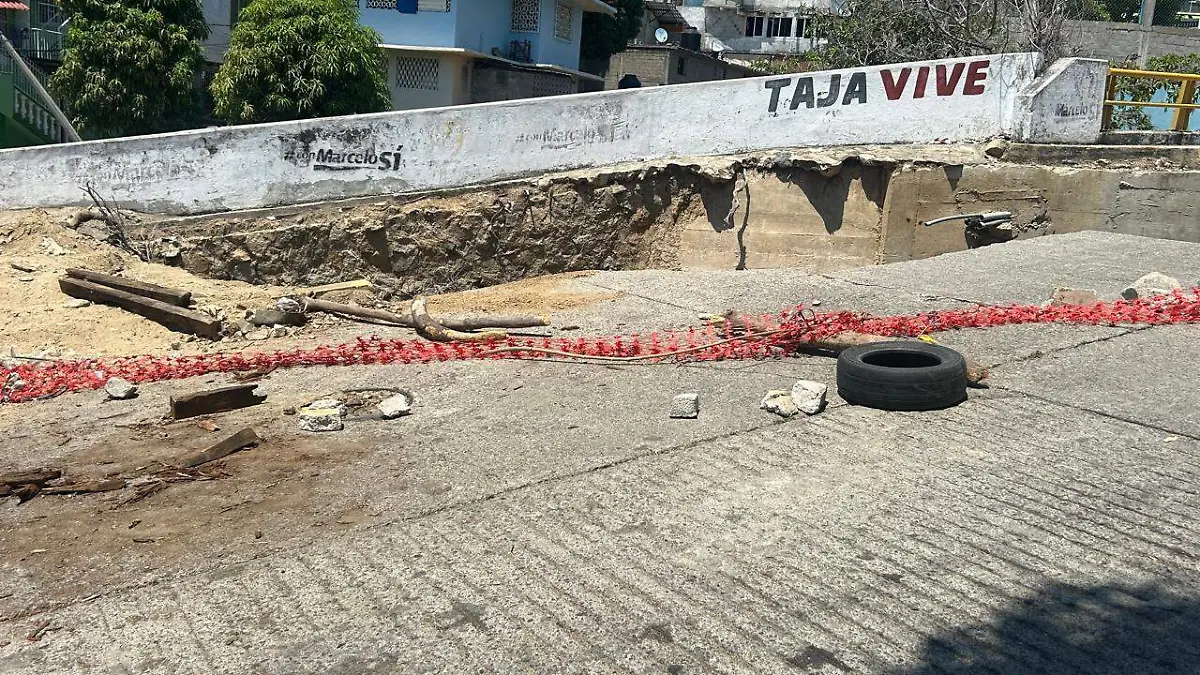Por el socavón no hay servicio de transporte público por la avenida Palma Sola