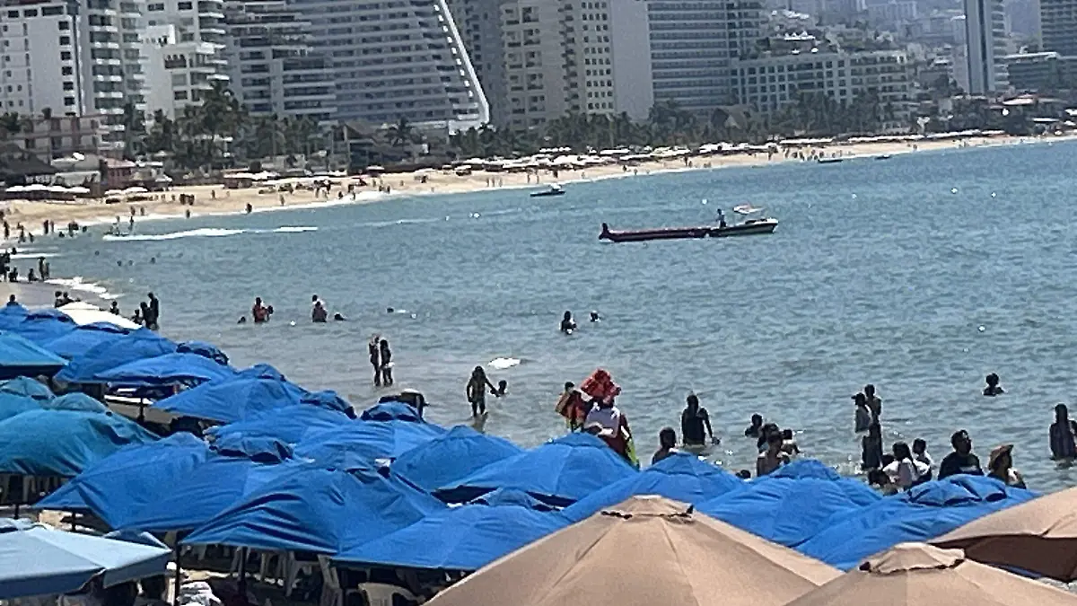 Playa Papagayo, la más concurrida por turistas nacionales y la más invadida por sombrillas y comerciantes informales 