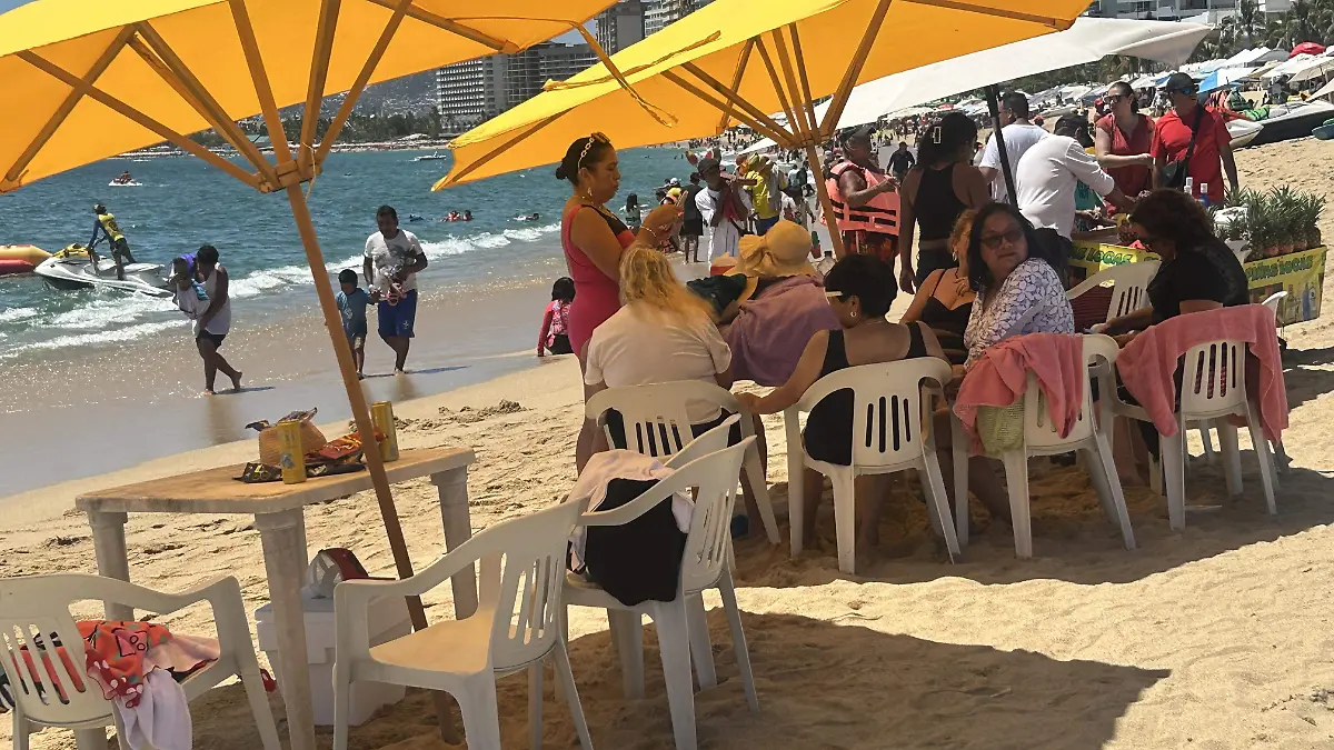 Invasión de playas con sombrillas y toldos 