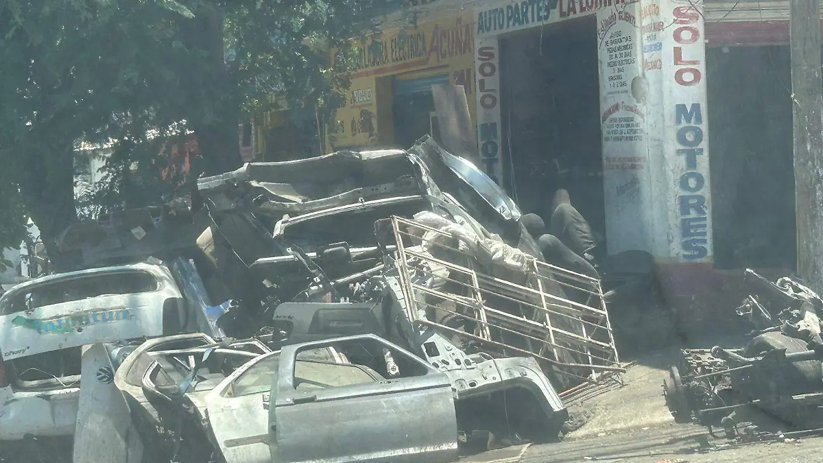 Carros chatarras de banquetas y calles