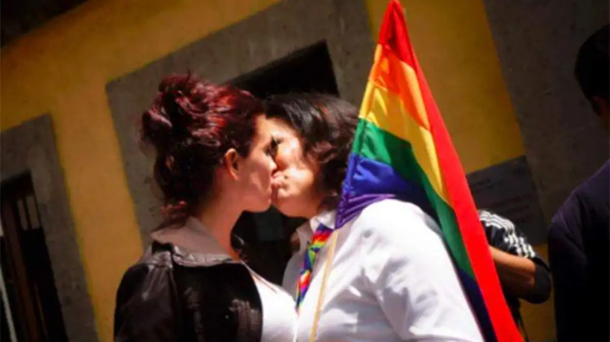 beso pareja lésbica