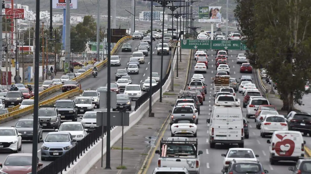 Automovilistas padecen complicaciones viales, durante las llamadas “horas pico” - Foto Daniel Esquivel