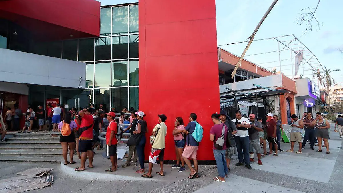 Largas filas retiro dinero Acapulco1