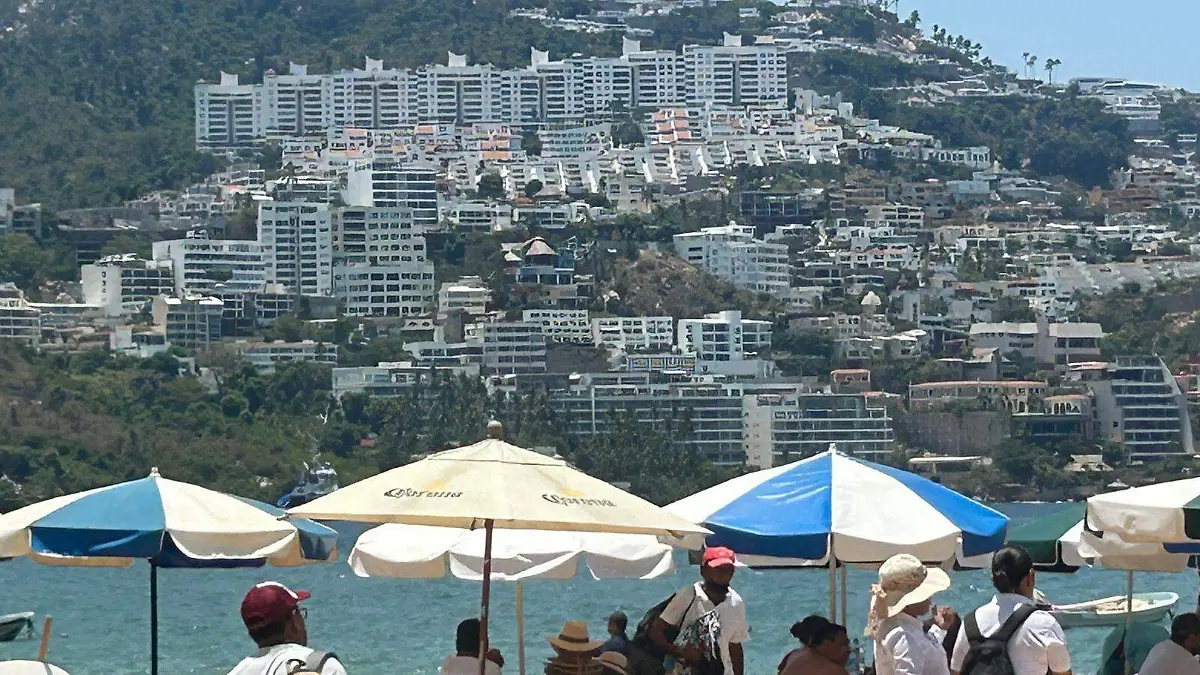 Desde hace dias las playas empezaron a ser invadidas con sombrillas
