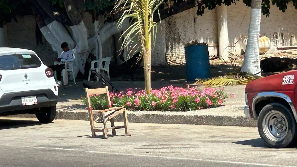 En temporada de Semana Santa, siguen los aparta espacios en la costera