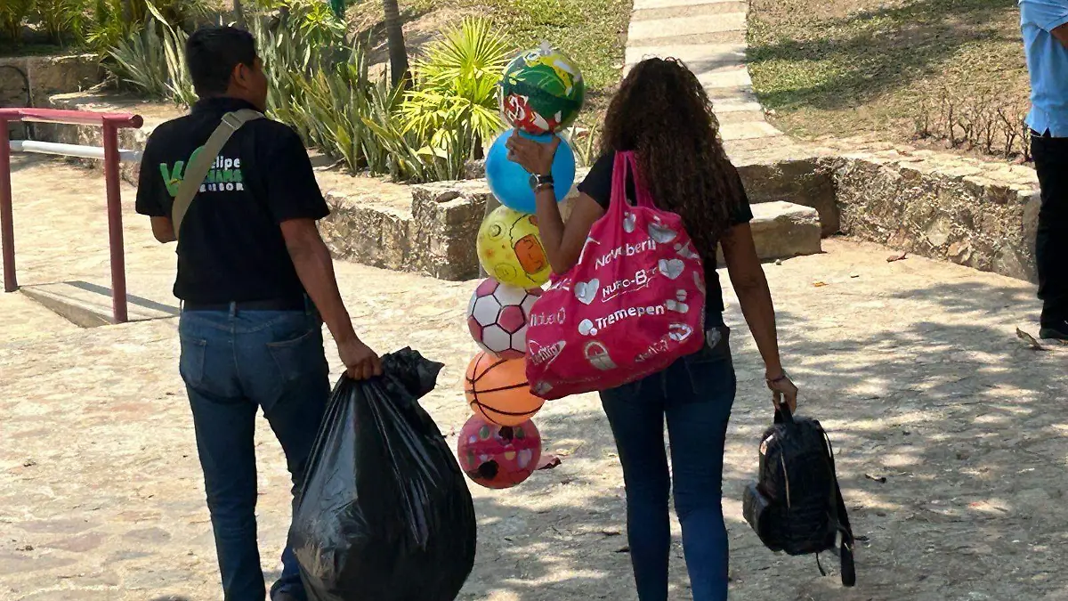 Regalan juguetes regidores de bajo valor para festejos a los niños