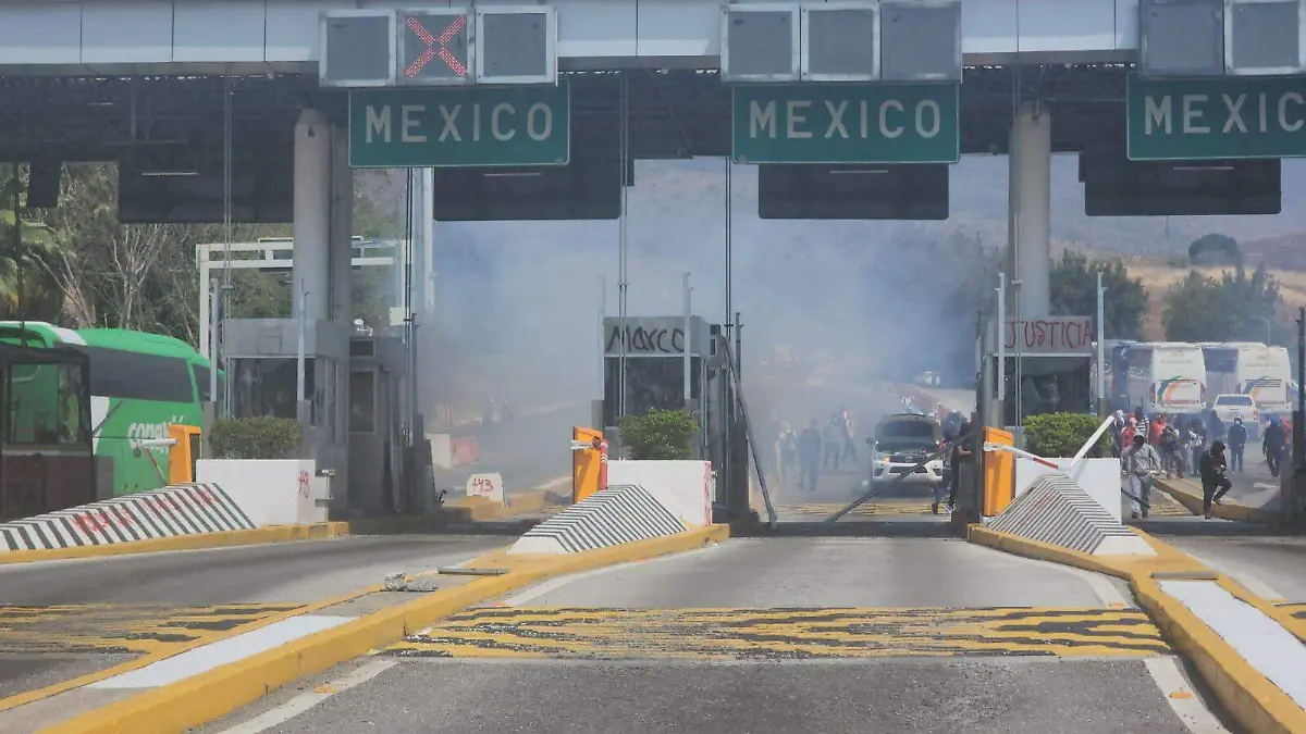 Disturbios en casetas por normalistas