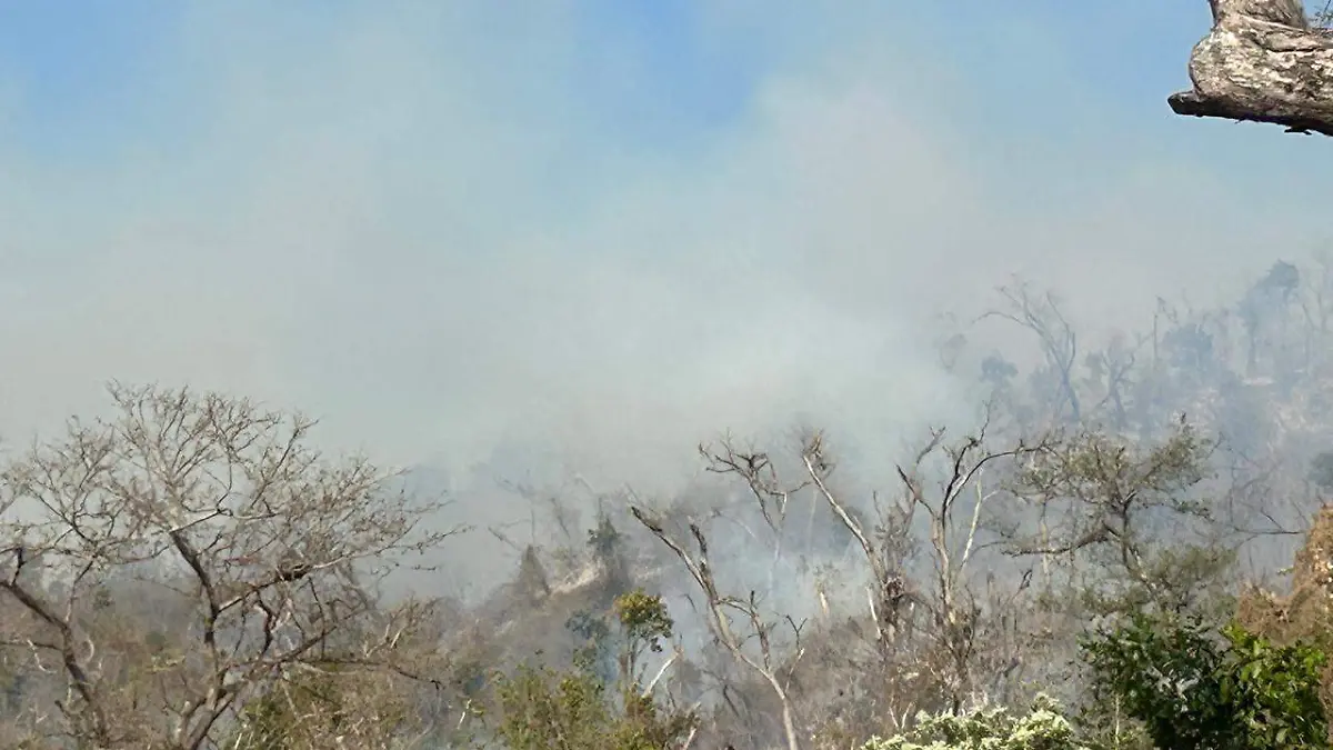 Sigue incendio en la Chinameca