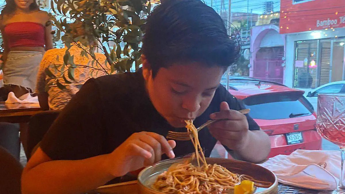 Niño comiendo 
