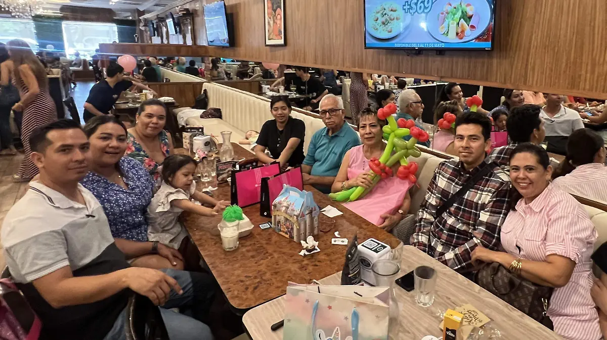 familias celebran a mamá