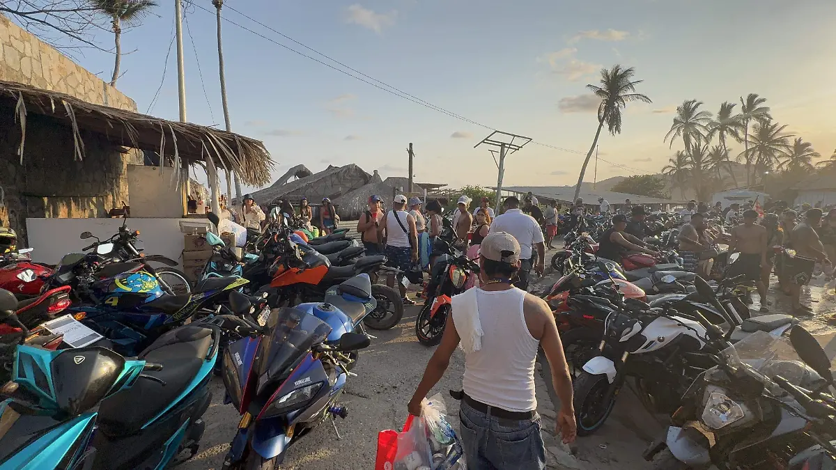 motociclistas en playa Princess