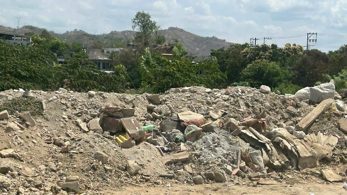 Diario llegan camiones a dejar escombro a la orilla del canal