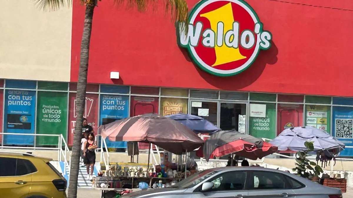 Se apoderan de la banqueta de la costera 