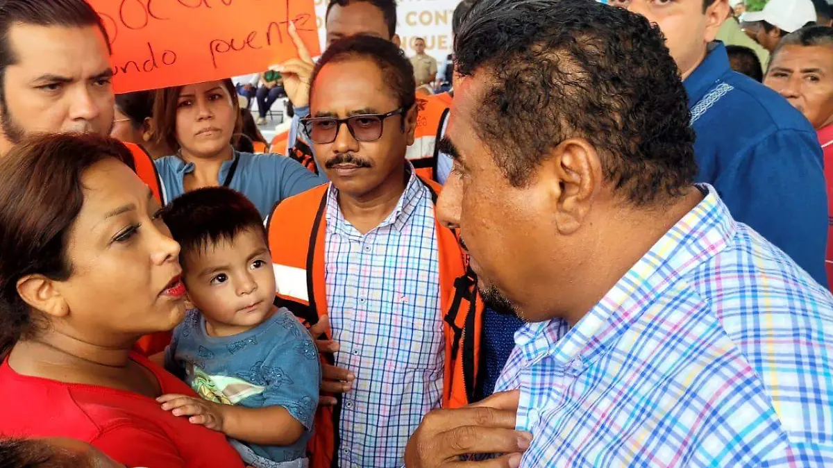 Aseguran vecinos que están en riesgo tres casas por el socavón