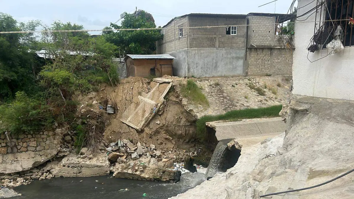 Pueden caer viviendas al canal 