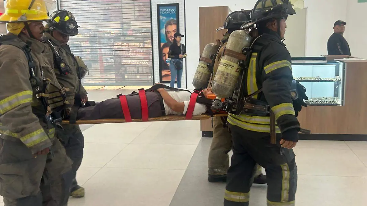 Elementos de Bomberos dan atención a una persona 