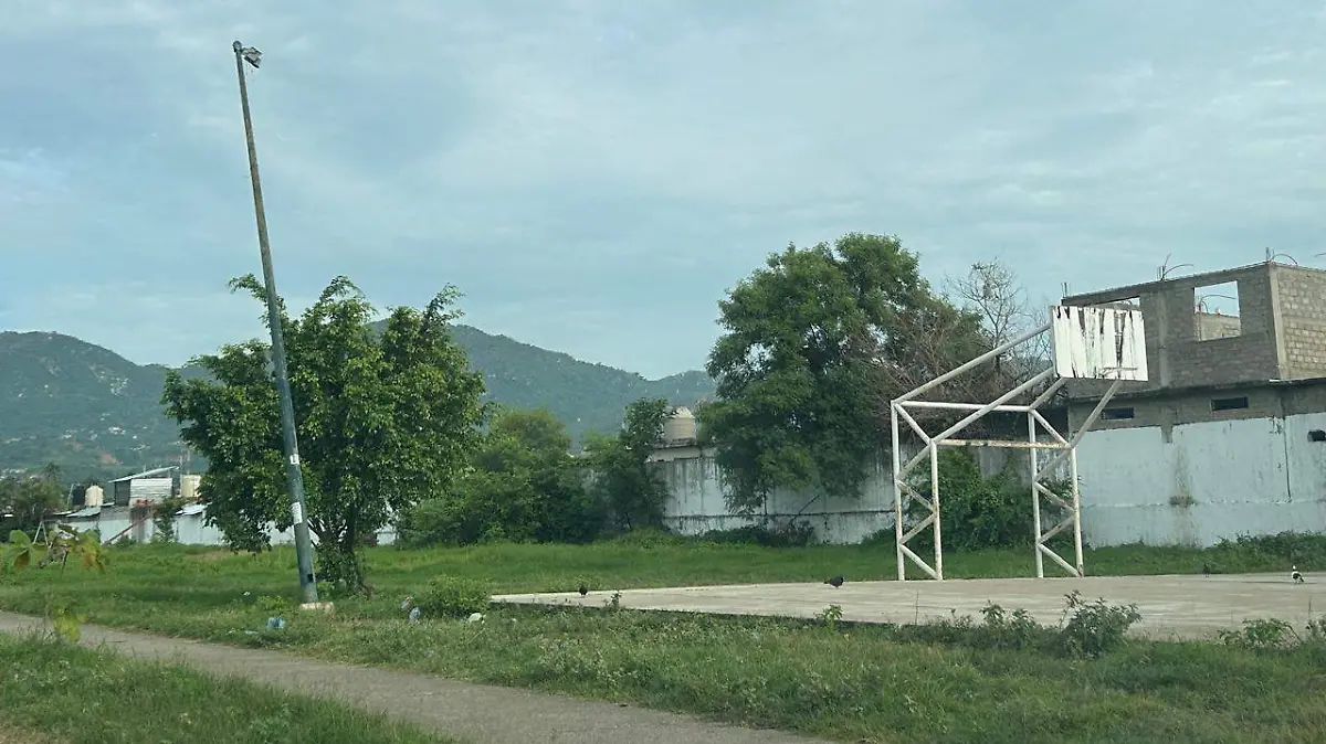 Ni juegos, ni canchas ni alumbrado público tienen los parques 