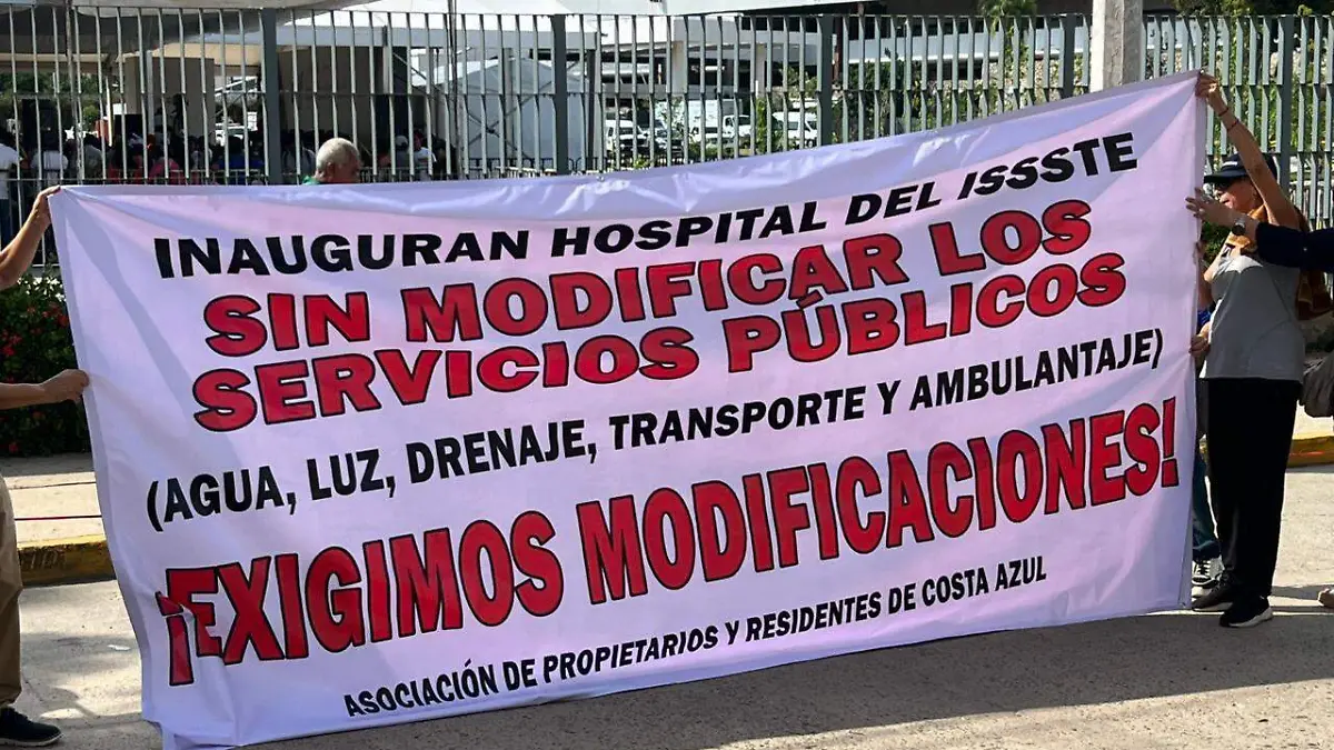 colonos de costa azul protestan frente al hosptial del issste