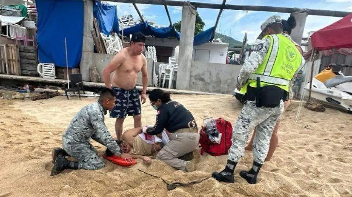 Elementos de la Guardia Nacional reanimaron a una mujer que flotaba en el mar