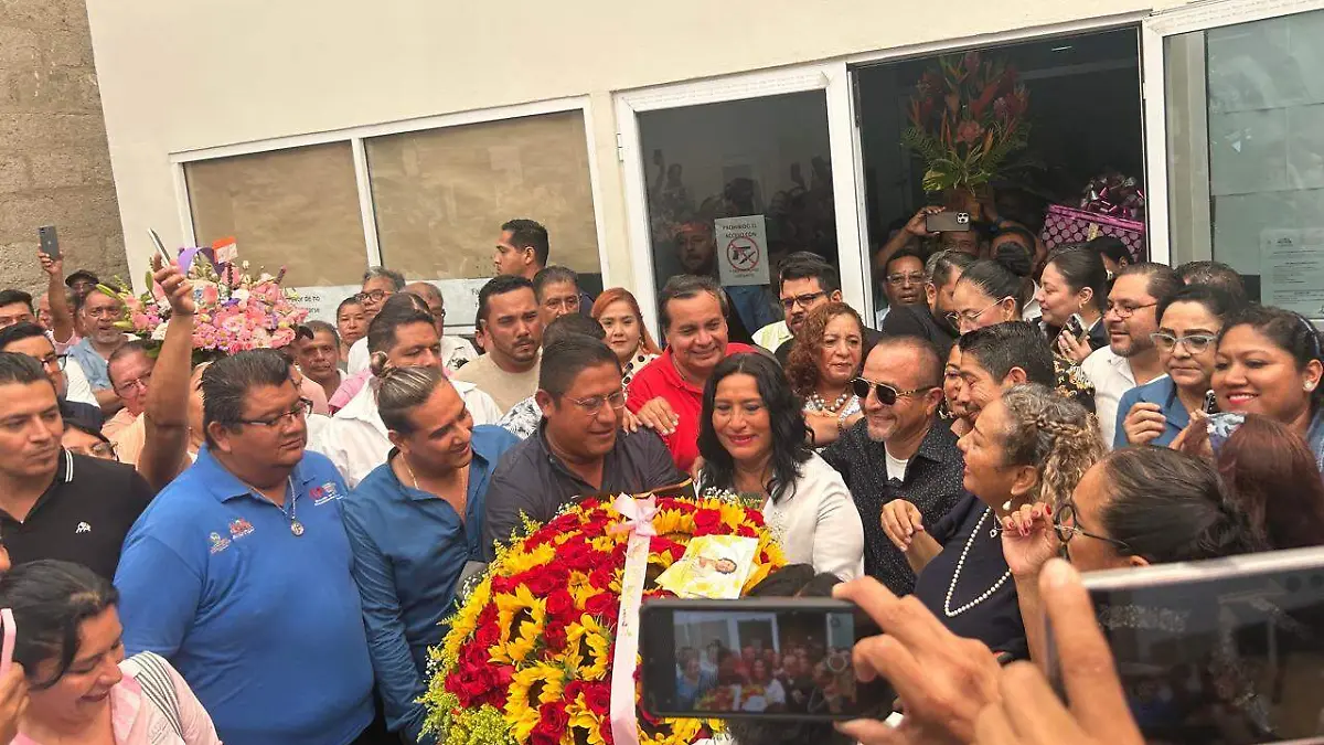 Funcionarios, se lucieron con ramos de flores para la alcaldesa en su cumpleaños