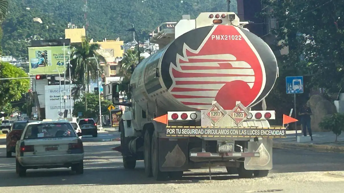 Pipas cagadas con combustible sobre la avenida Costera Miguel Alemán