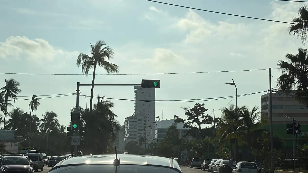 Semáforos sin funcionar en la costera Miguel Alemán, en Acapulco