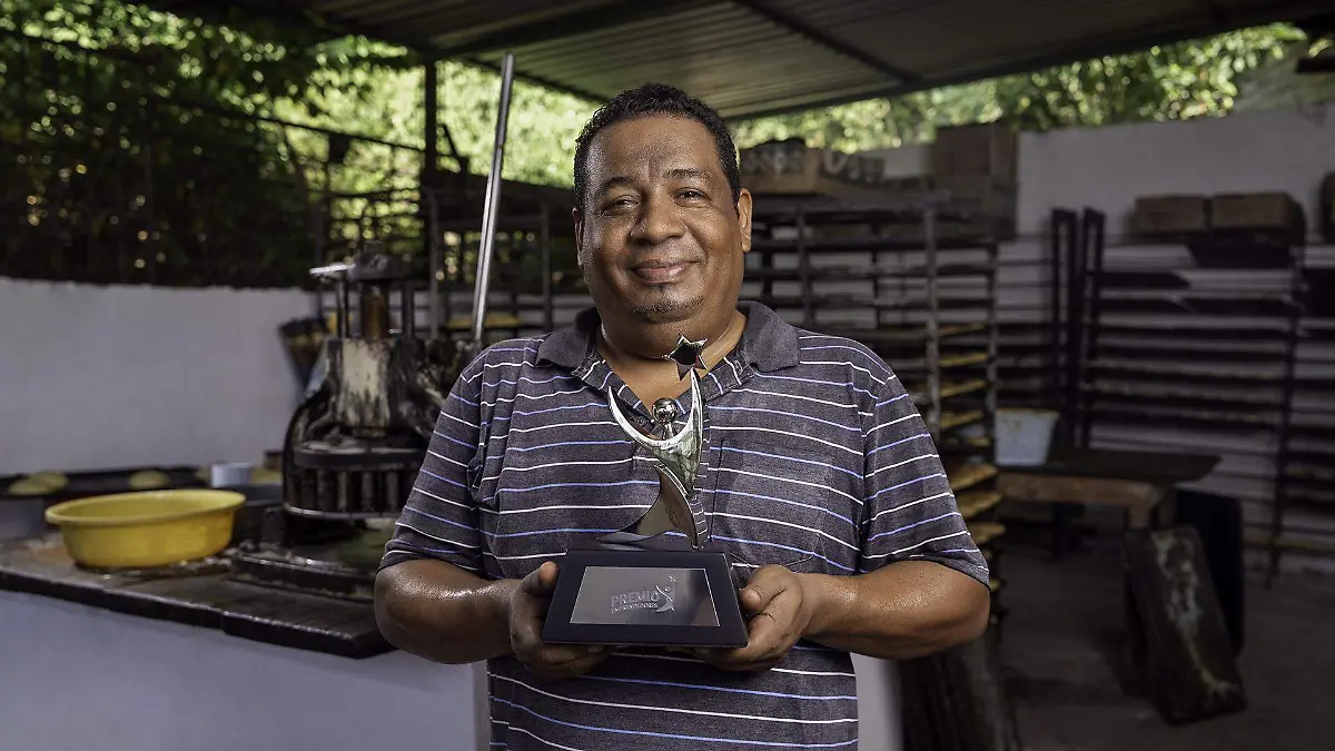 Julio César, ganador premio compartamos