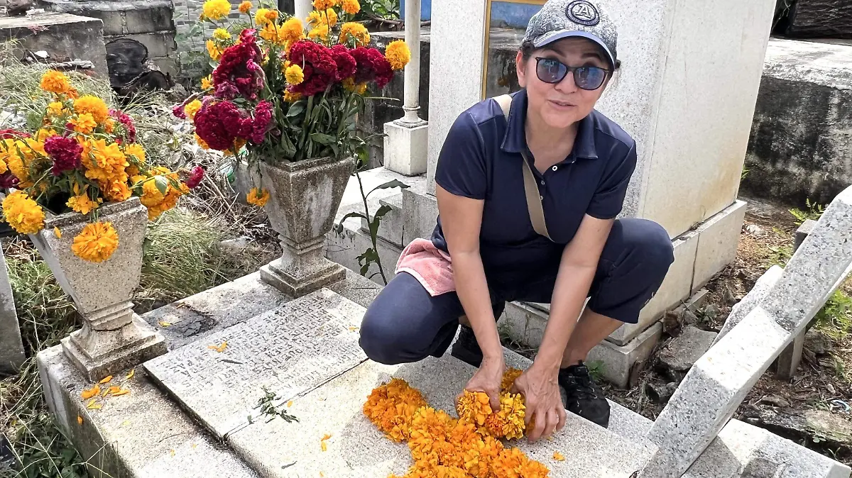 Visitan tumbas en panteones 