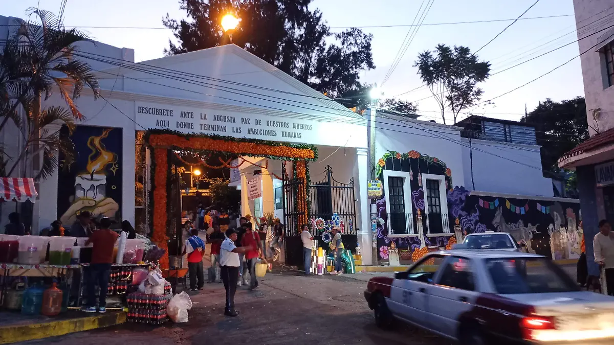 Panteón de Chilpancingo-afluencia en Día de Muertos