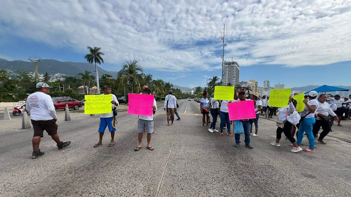 Comerciantes bloquean la costera Miguel Aelmán