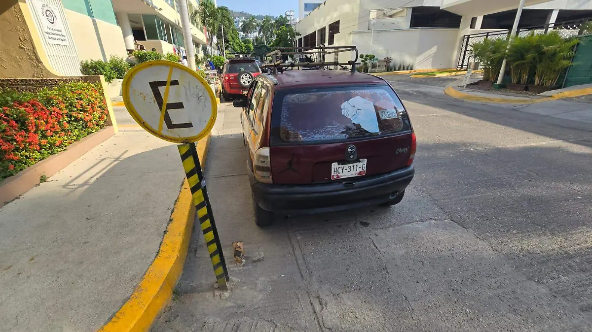 Evitan estacionarse y que turistas y acapulqueños, caminen sobre las banquetas