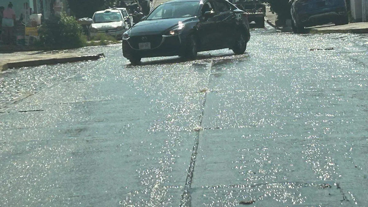 La fuga de agua afecta el servicio para miles de familias 