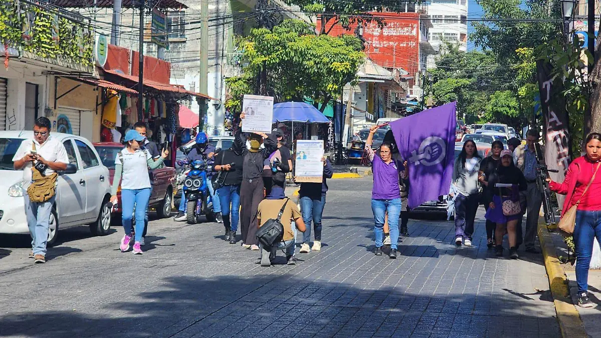 Un grupo de personas marcha para localizar a Kimberly Marisoal