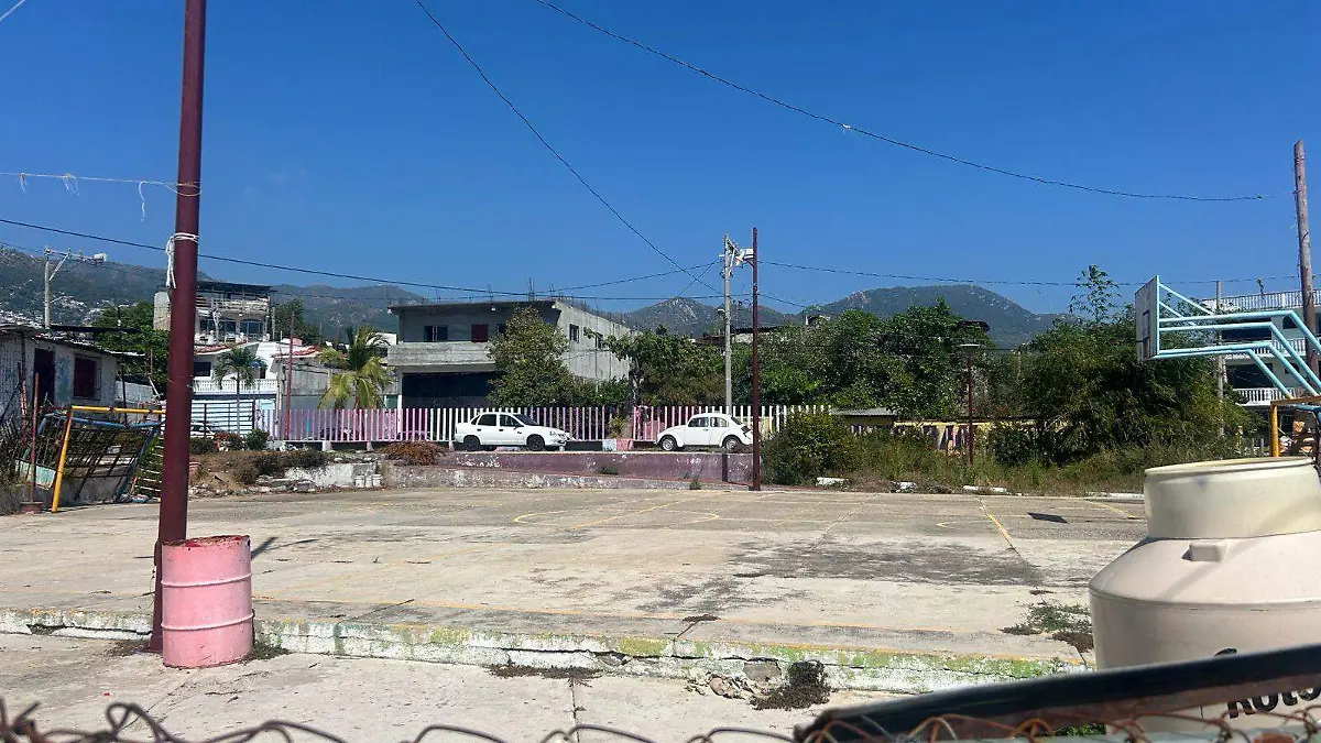 Desde antes de Otis la cancha estaba en malas condiciones 