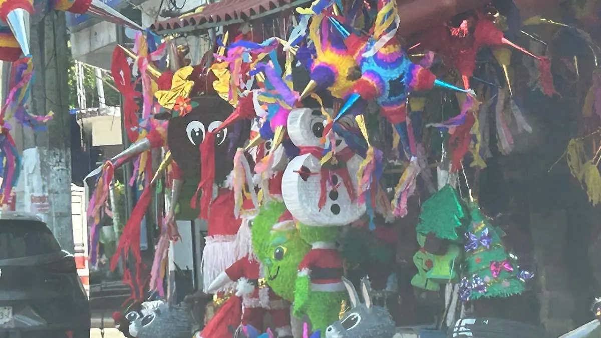 Cientos de piñatas en los puestos 