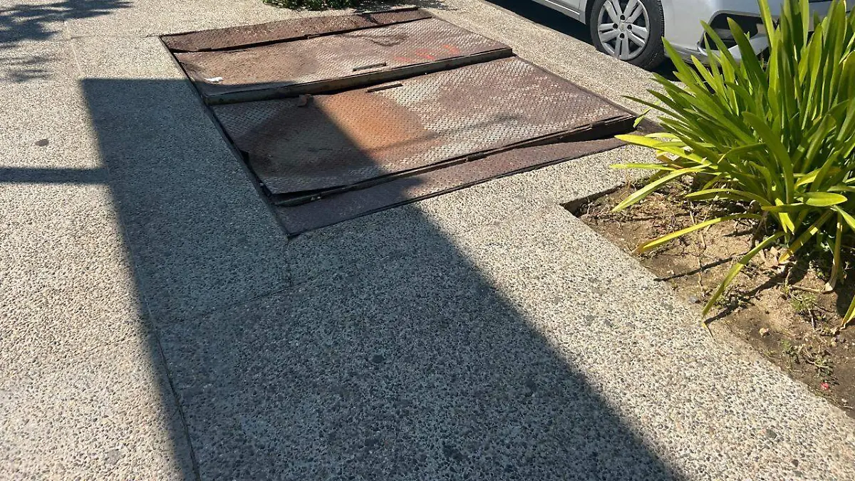 En este estado las tapas de metal en la costera Miguel Alemán