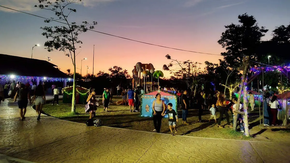 Niños y adultos, disfrutan de la Villa Navideña