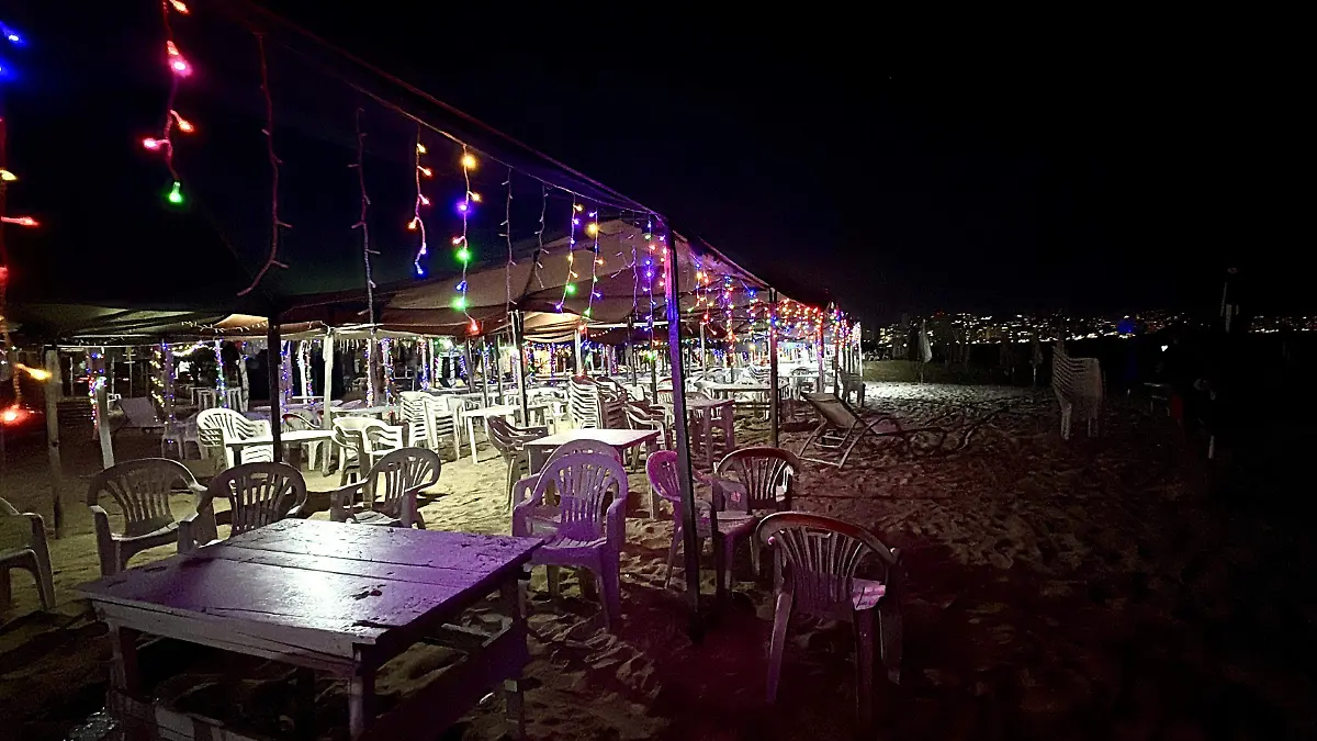 Playa Tamarindo con adornos navideños 