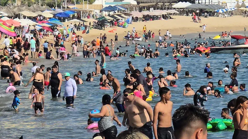 Turistas en playas de Acapulco Año Nuevo