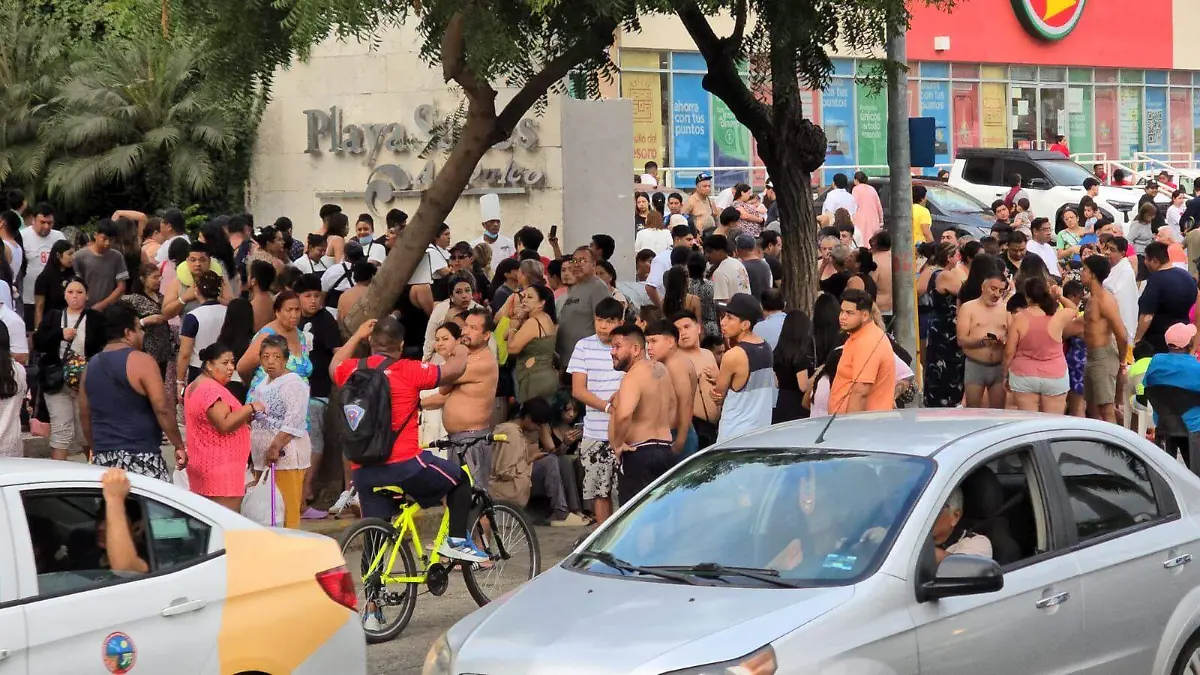 Turistas desalojados por el sismo