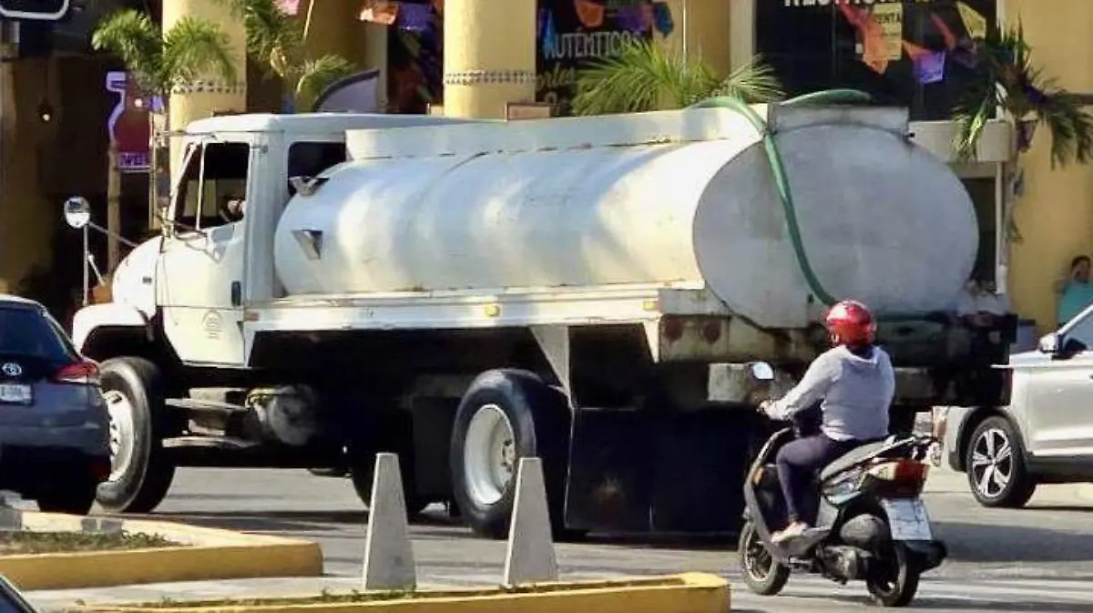 Pipas recorren la ciudad de Acapulco tras el desabasto de agua