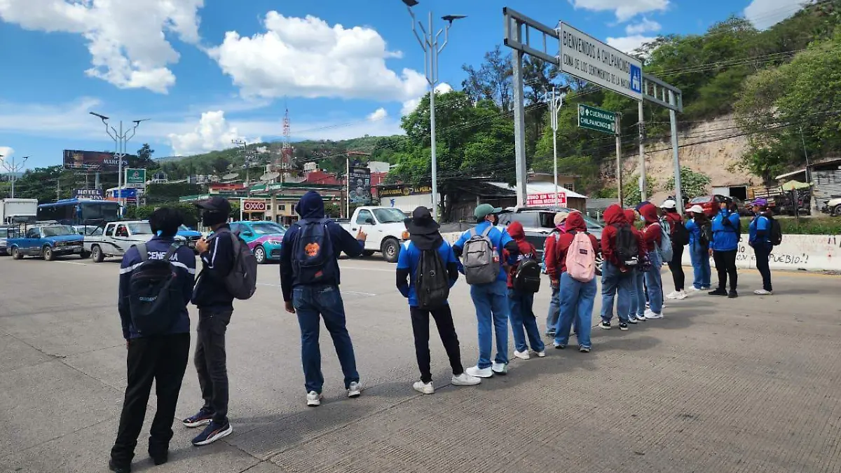 Bloqueo-normalistas-autopista-del-sol