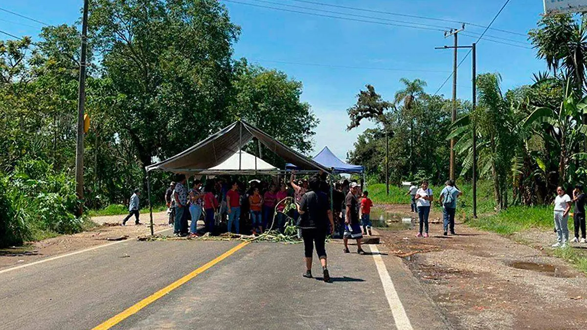 Retiran-bloqueo-en-carretera-a-Fortín