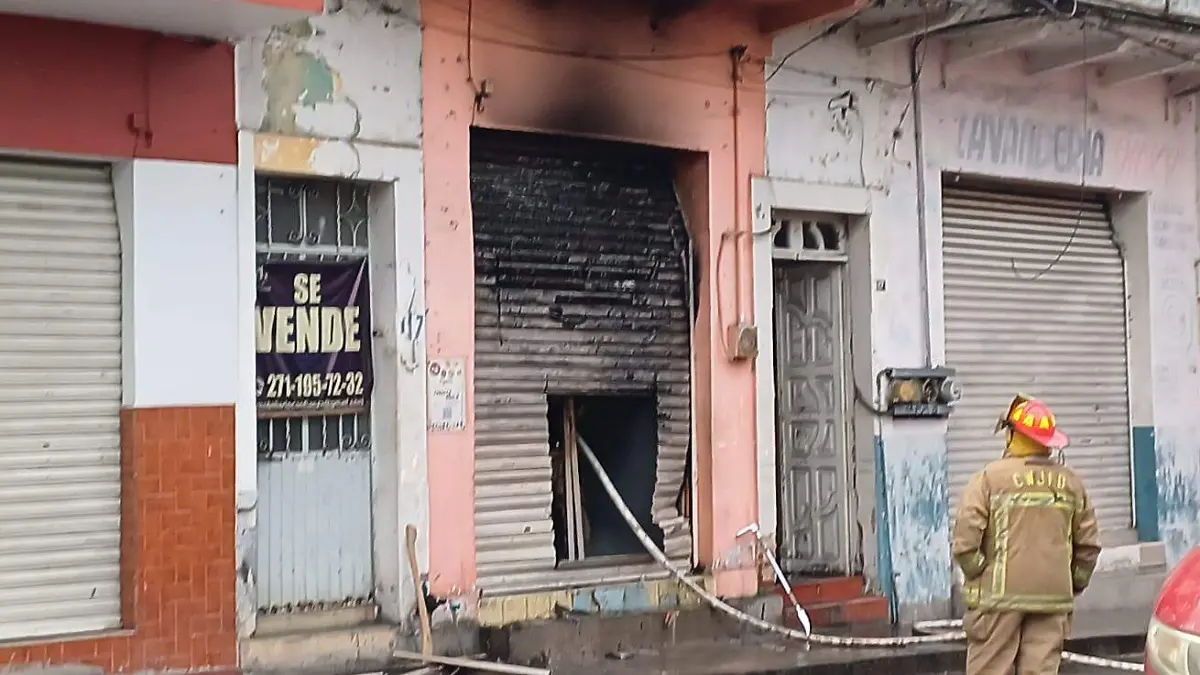Bomberos de Córdoba atienden incendio en local